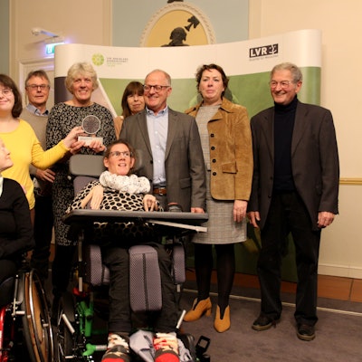 Eine Gruppe von Menschen, zwei davon im Rollstuhl, in der Abtei Brauweiler.