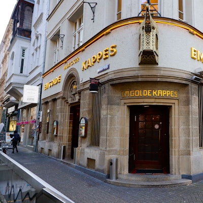 Blick auf den Eingang der Gaststätte Em Golde Kappes