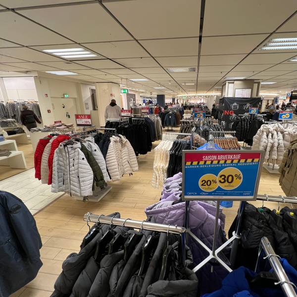 Kleiderständer mit Winterbekleidung im Aachener Modehaus.
