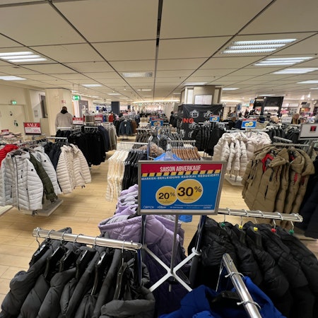 Kleiderständer mit Winterbekleidung im Aachener Modehaus.