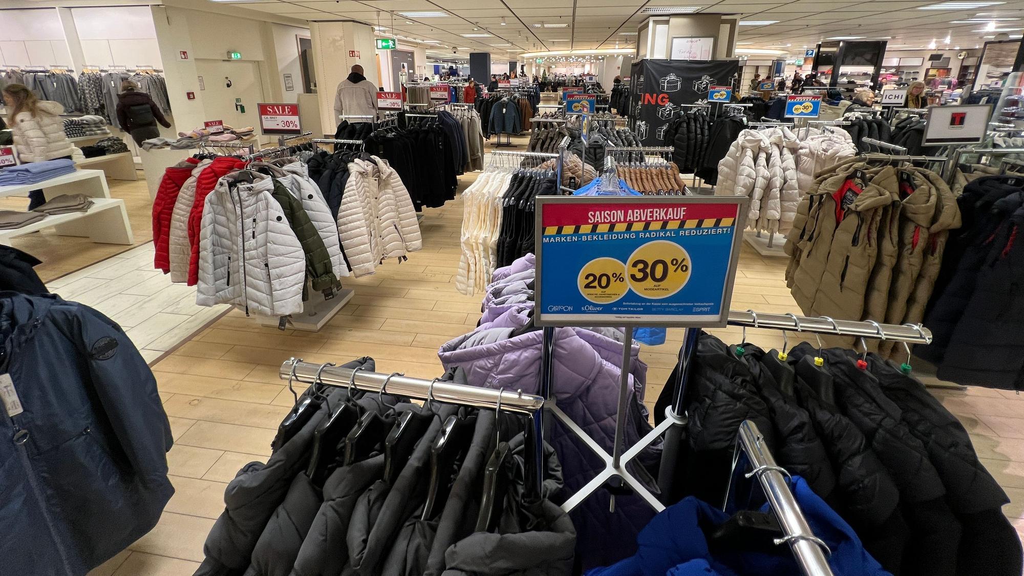 Kleiderständer mit Winterbekleidung im Aachener Modehaus.