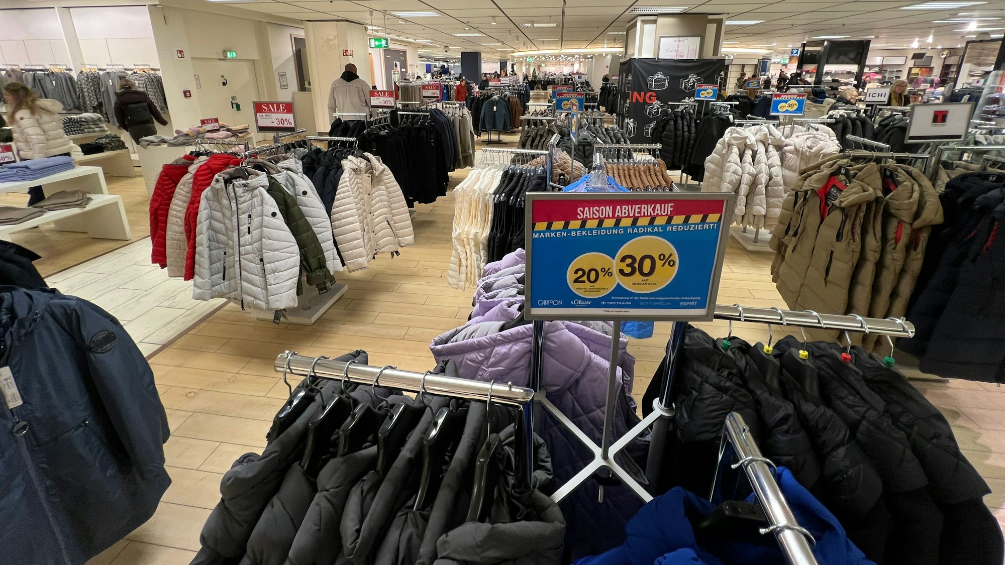 Kleiderständer mit Winterbekleidung im Aachener Modehaus.