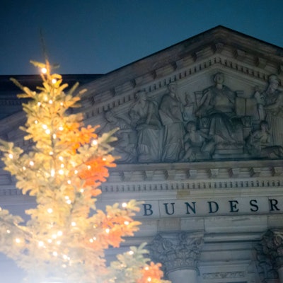 Der Bundesrat am Morgen. Der Bundesrat gedenkt heute der Opfer des nationalsozialistischen Völkermordes an den Sinti, Roma und Jenischen. Auf der Tagesordnung der letzten Sitzung des Jahres stehen des Weiteren abschließende Beratungen über Bundesgesetze wie unter anderem zum Nachtragshaushalt 2023.