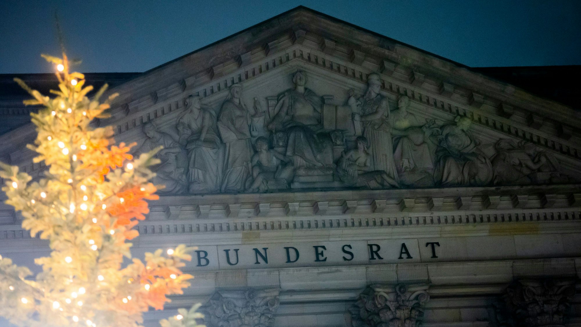 Der Bundesrat am Morgen. Der Bundesrat gedenkt heute der Opfer des nationalsozialistischen Völkermordes an den Sinti, Roma und Jenischen. Auf der Tagesordnung der letzten Sitzung des Jahres stehen des Weiteren abschließende Beratungen über Bundesgesetze wie unter anderem zum Nachtragshaushalt 2023.