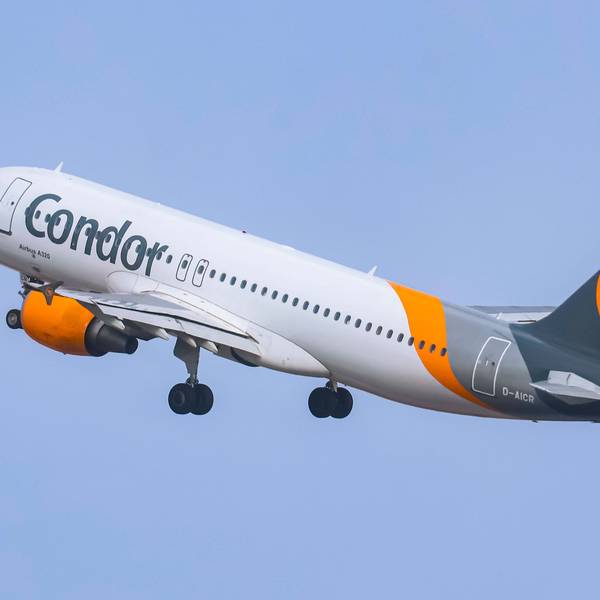 Ein Condor-Flugeug ist in der Luft.
