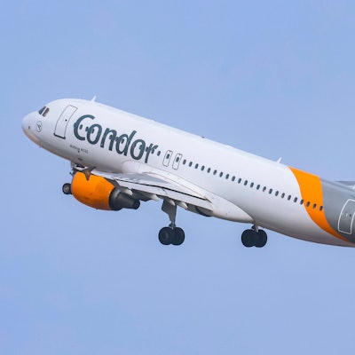 Ein Condor-Flugeug ist in der Luft.