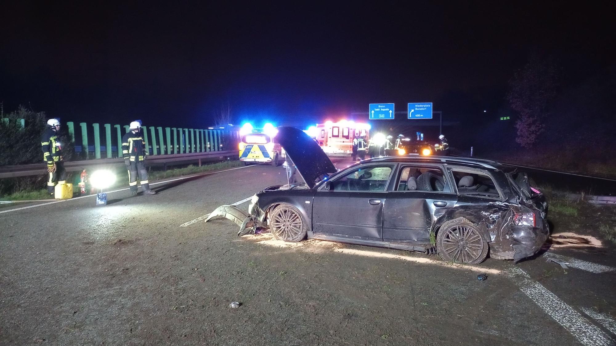 Ein Unfallauto steht auf der Autobahn.