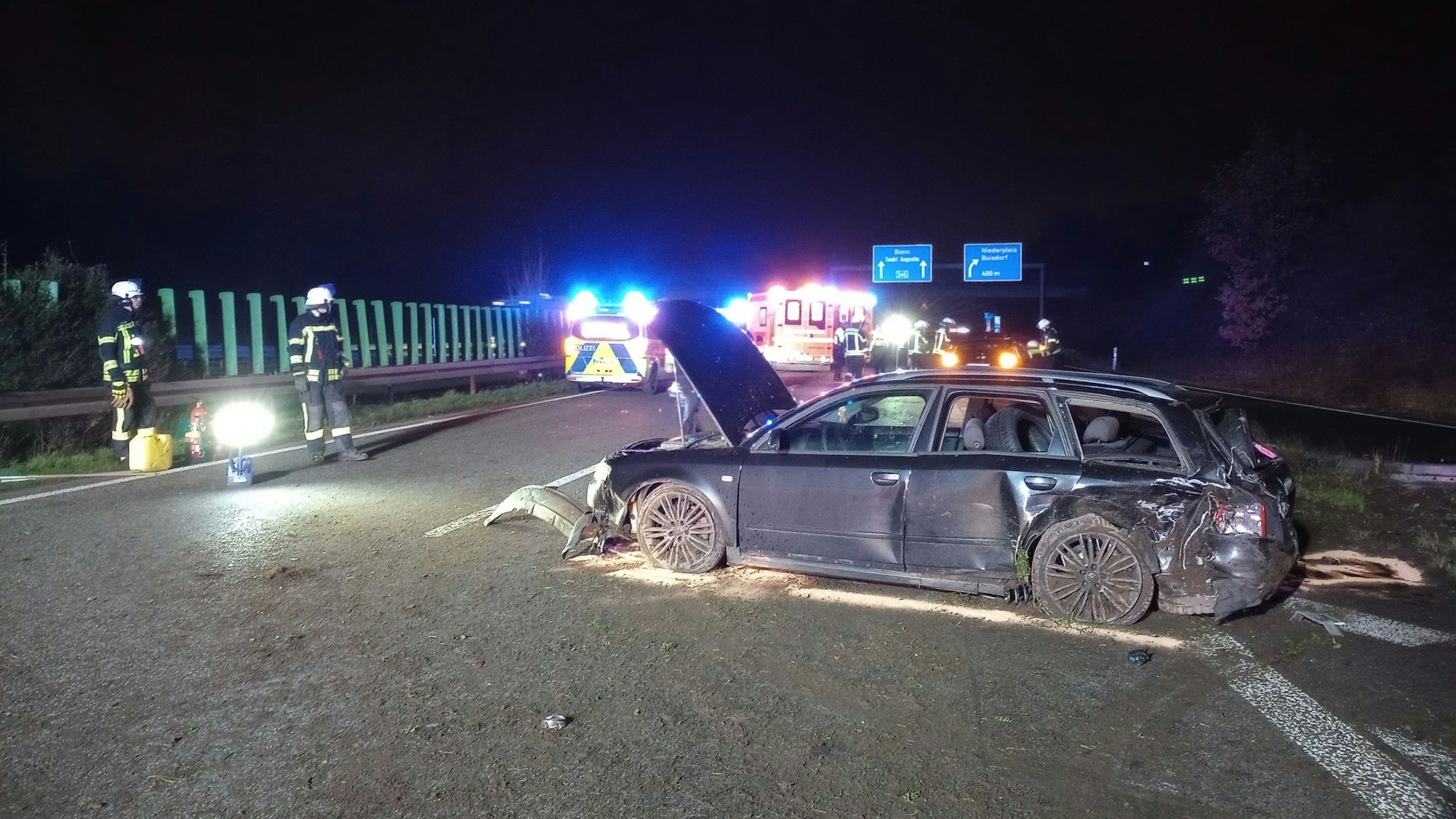 Ein Unfallauto steht auf der Autobahn.