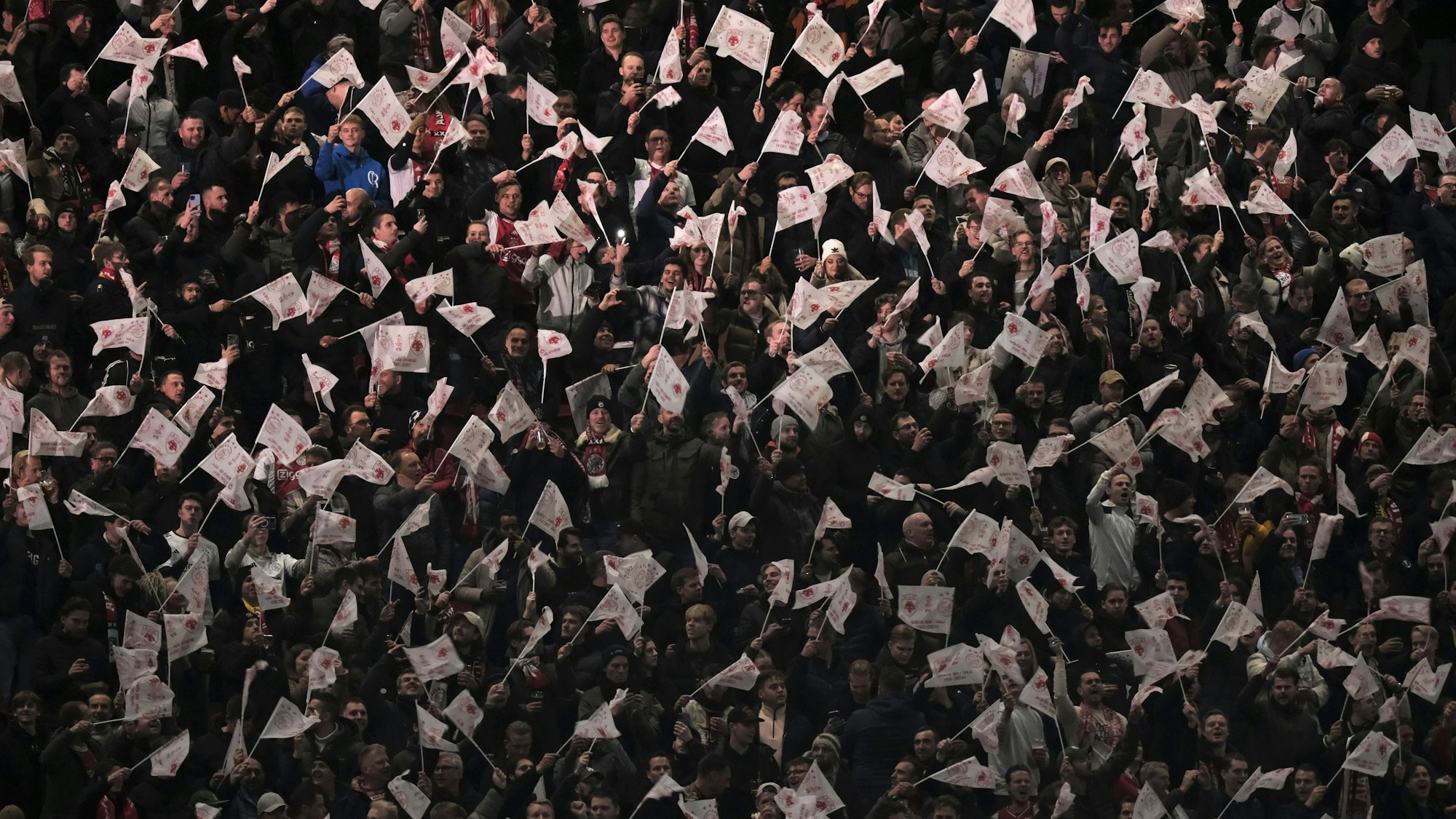 Fans warten auf den Start des Europa-League-Spiels zwischen Ajax und AEK Athen in der Johan Cruyff Arena in Amsterdam.