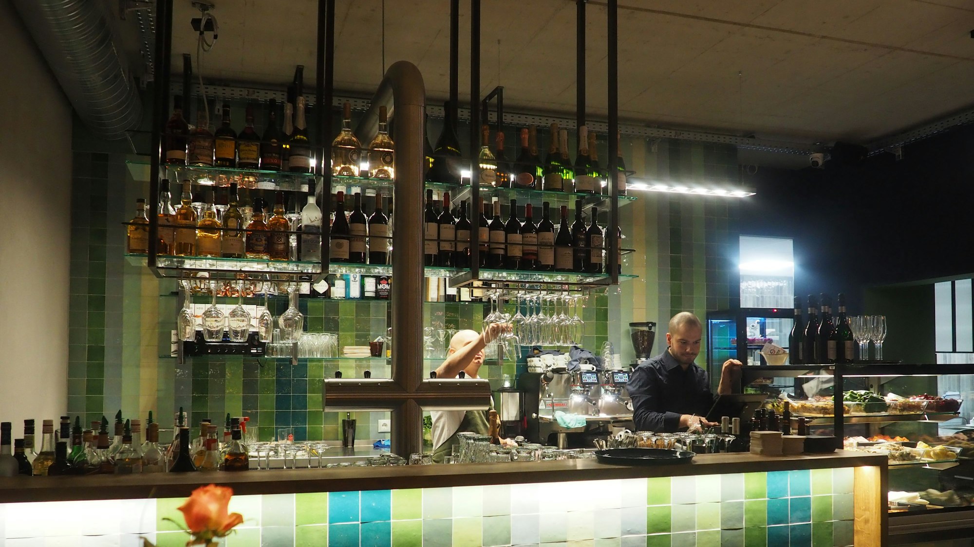 Zwei Männer arbeiten hinter der Theke.