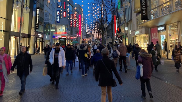 Das Bild zeigt eine Fußgängerzone mit Weihnachtsbeleuchtung.