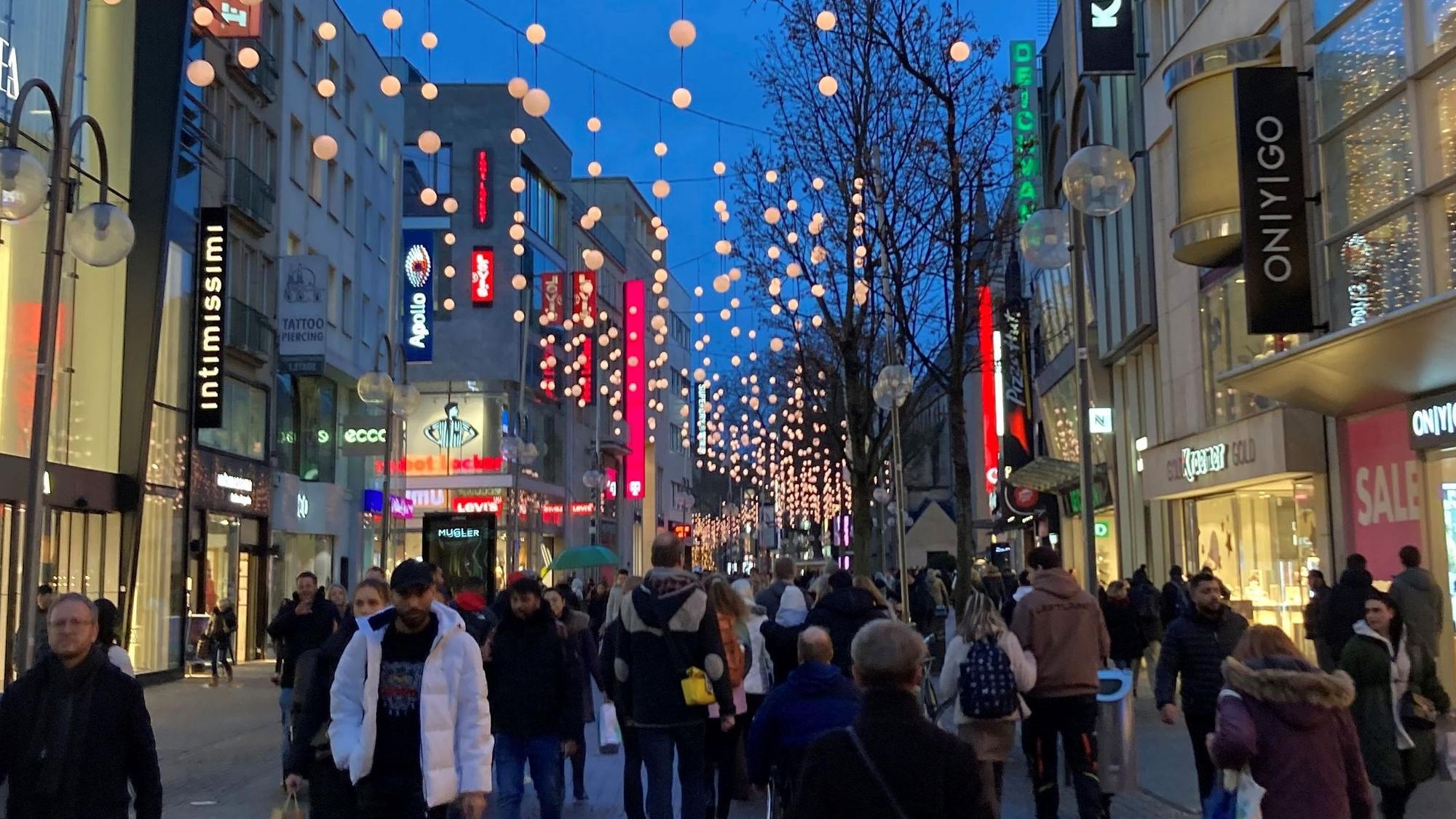 Das Bild zeigt eine Fußgängerzone mit Weihnachtsbeleuchtung.