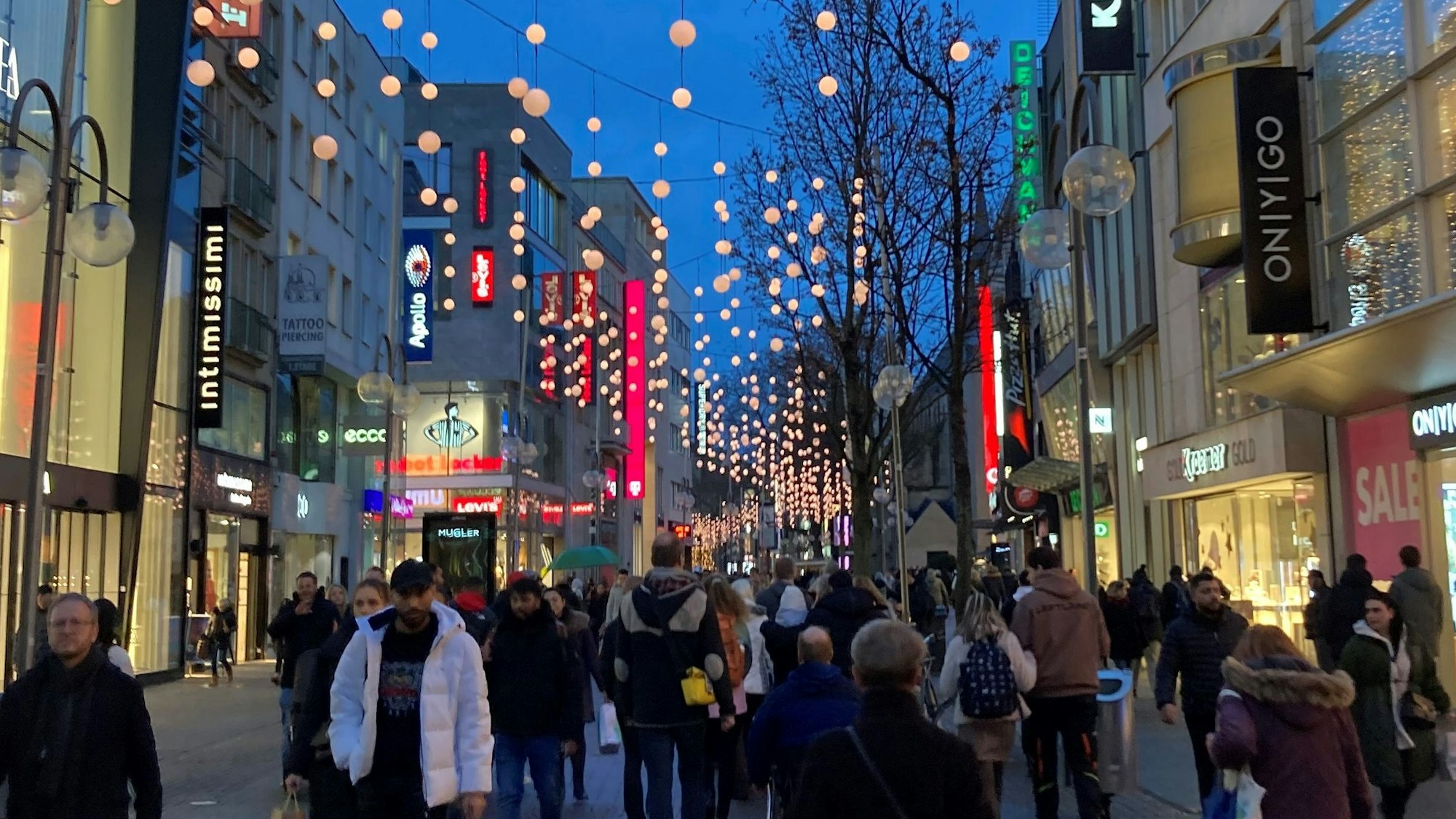Das Bild zeigt eine Fußgängerzone mit Weihnachtsbeleuchtung.