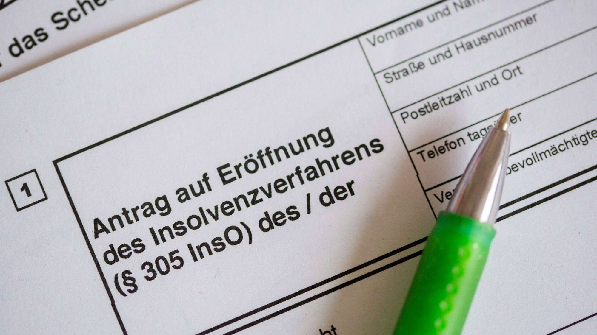 Das Foto zeigt ein Formular mit der Überschrift „Antrag auf Eröffnung des Insolvenzverfahrens“.