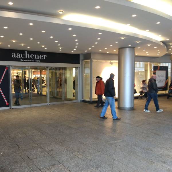 Kunden kommen aus dem Aachener Department Store am Wiesdorfer Platz