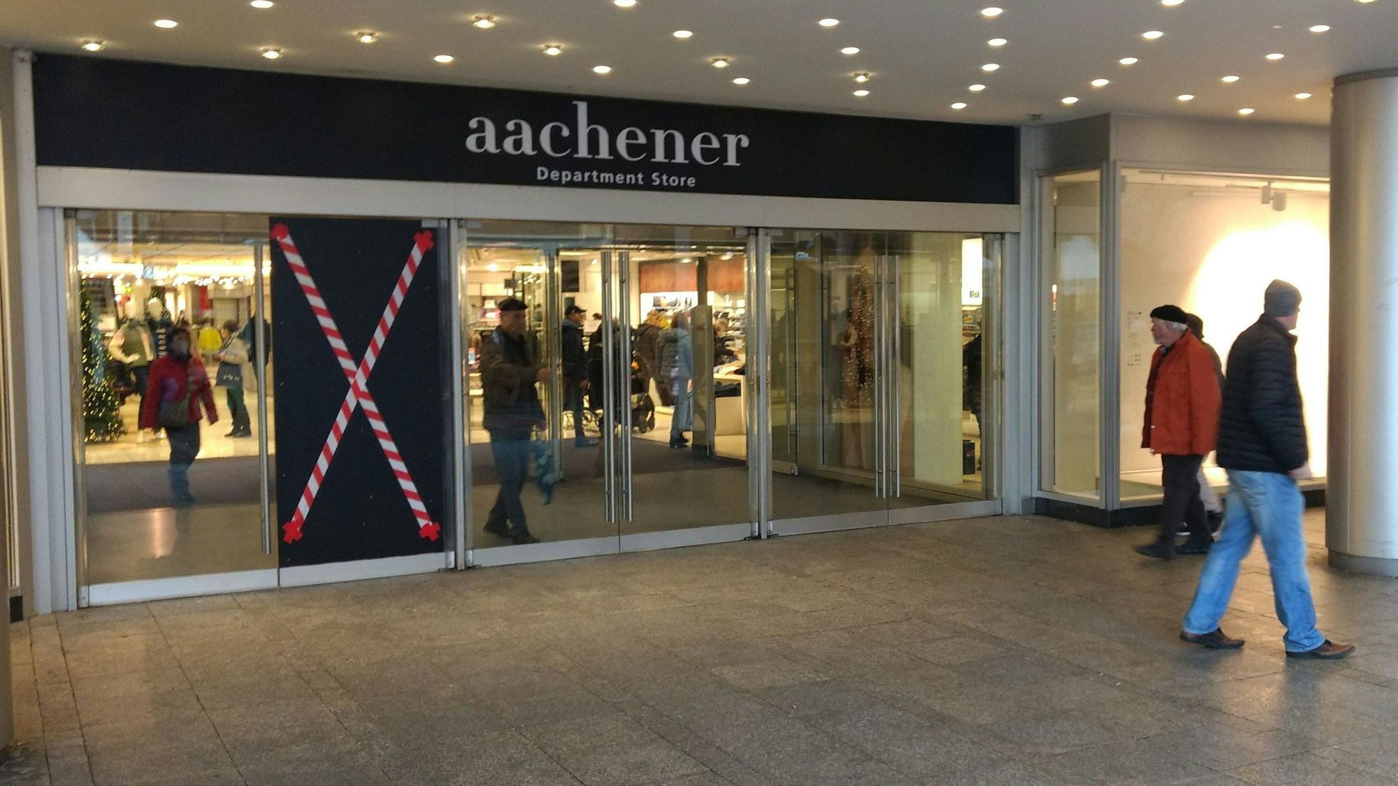 Kunden kommen aus dem Aachener Department Store am Wiesdorfer Platz