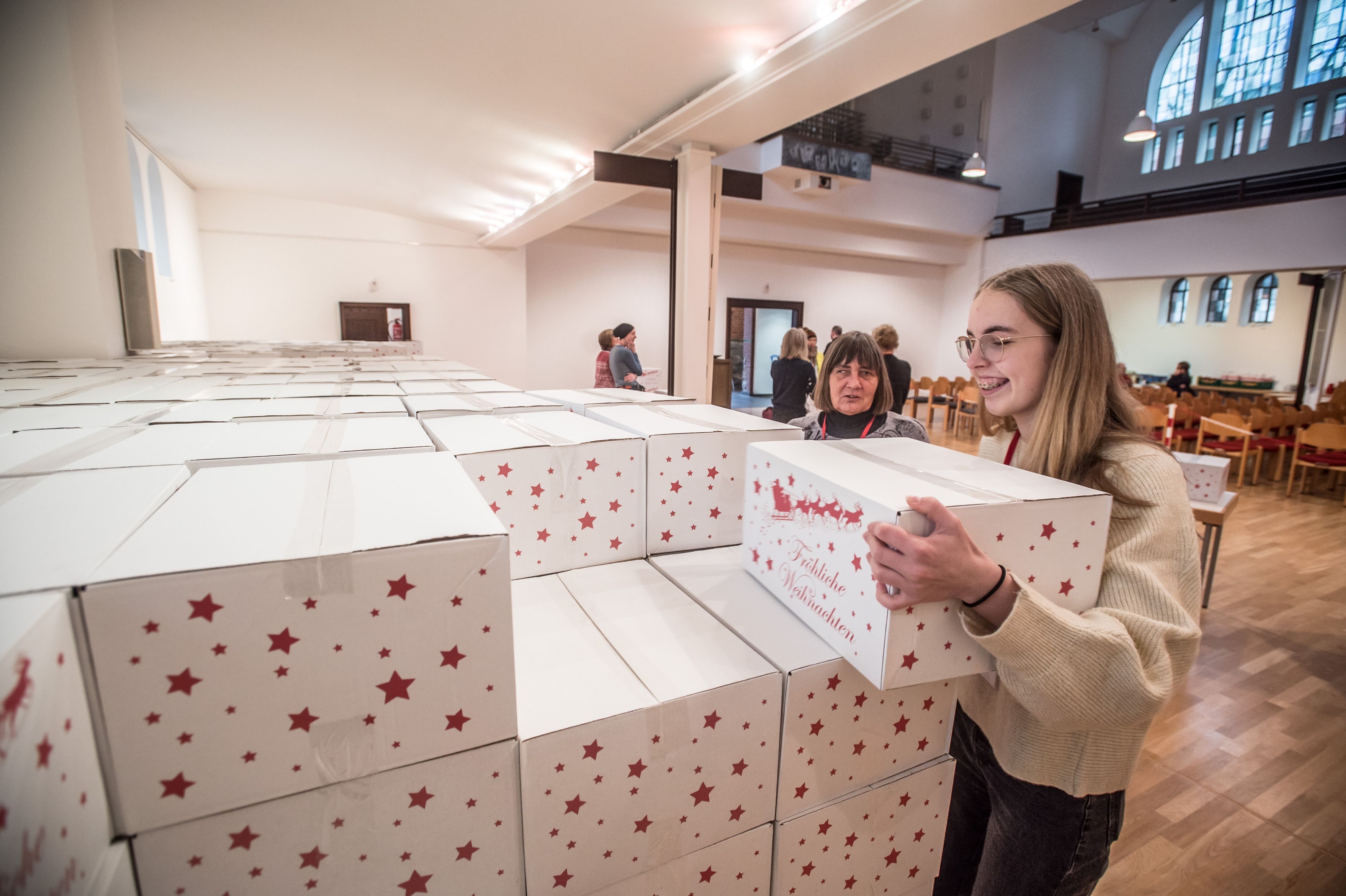 Die Leverkusener Tafel gibt die Weihnachtspakete in der Christuskirche aus.   Foto: Ralf Krieger