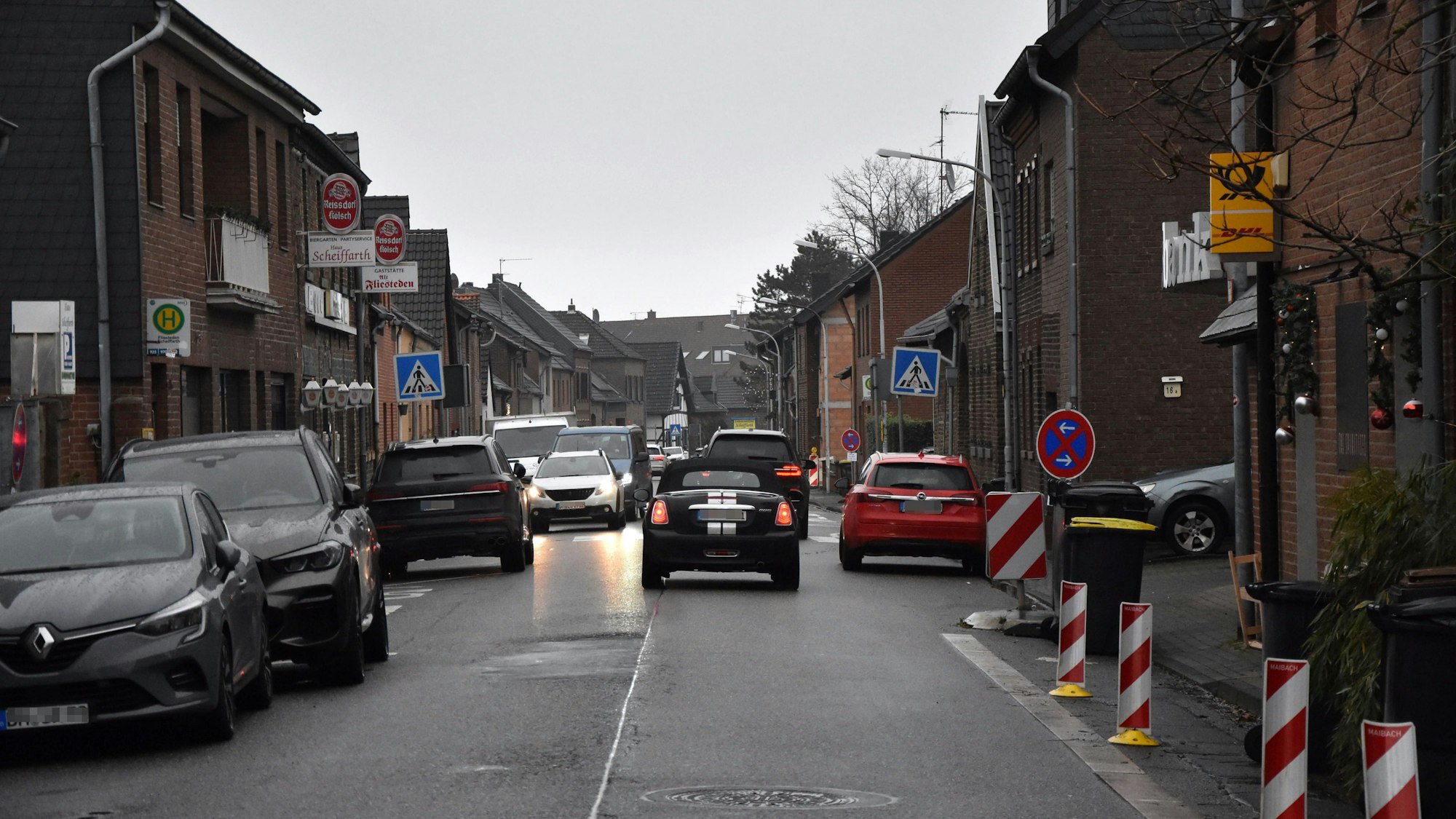 Eine vielbefahrene Straße durch einen Ort.