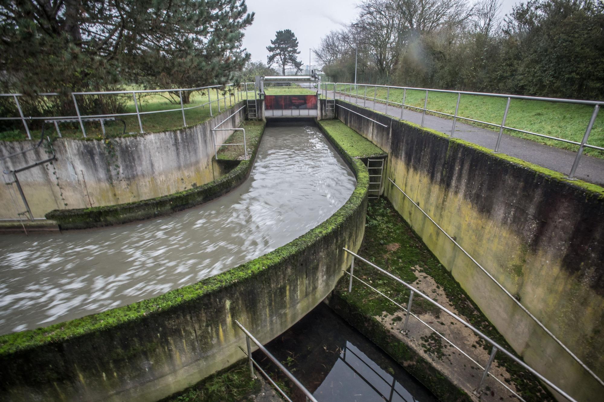 Das Wasser verschwindet im Kanal Richtung Currenta