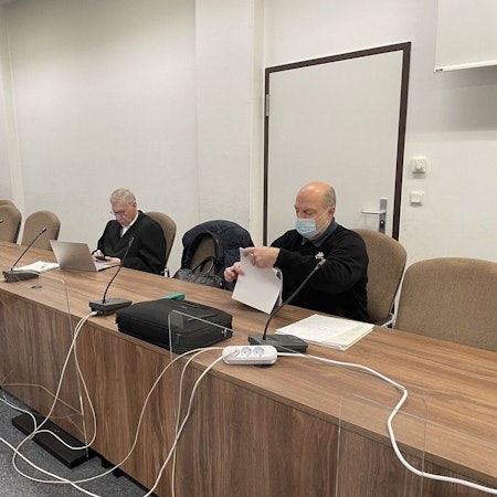 Thomas Drach sitzt auf Distanz zu seinen Anwälten.