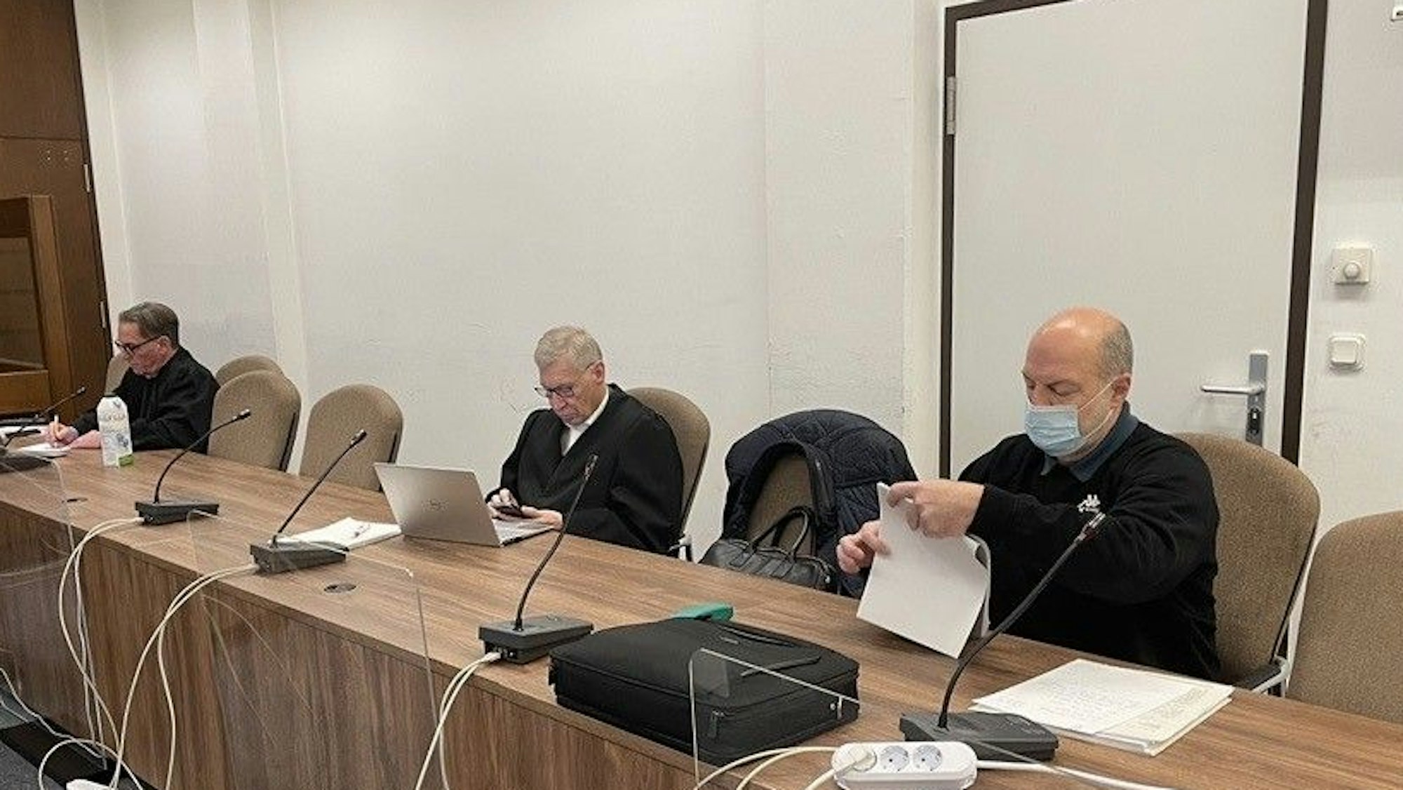 Thomas Drach sitzt auf Distanz zu seinen Anwälten.