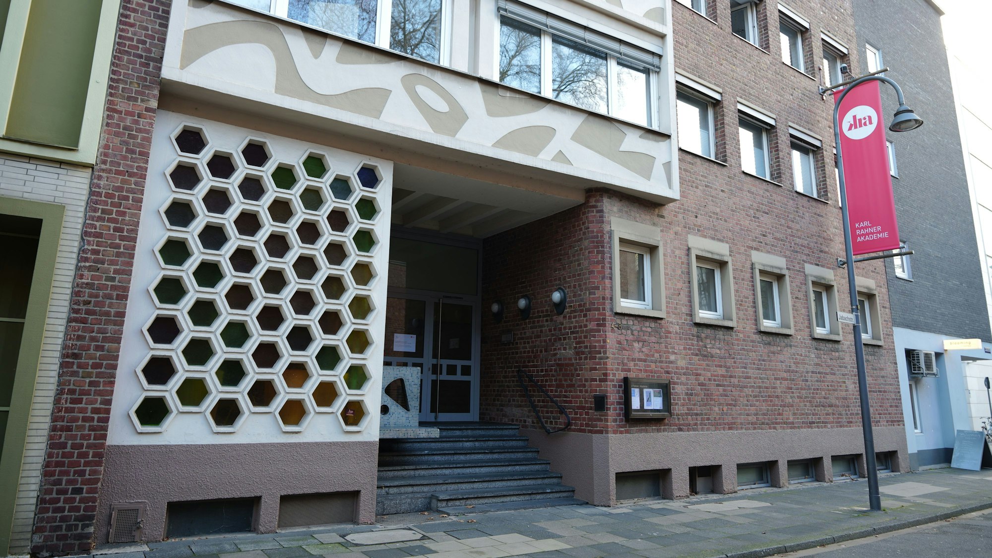 Der Eingang der Karl-Rahner-Akademie in der Jabachstraße.