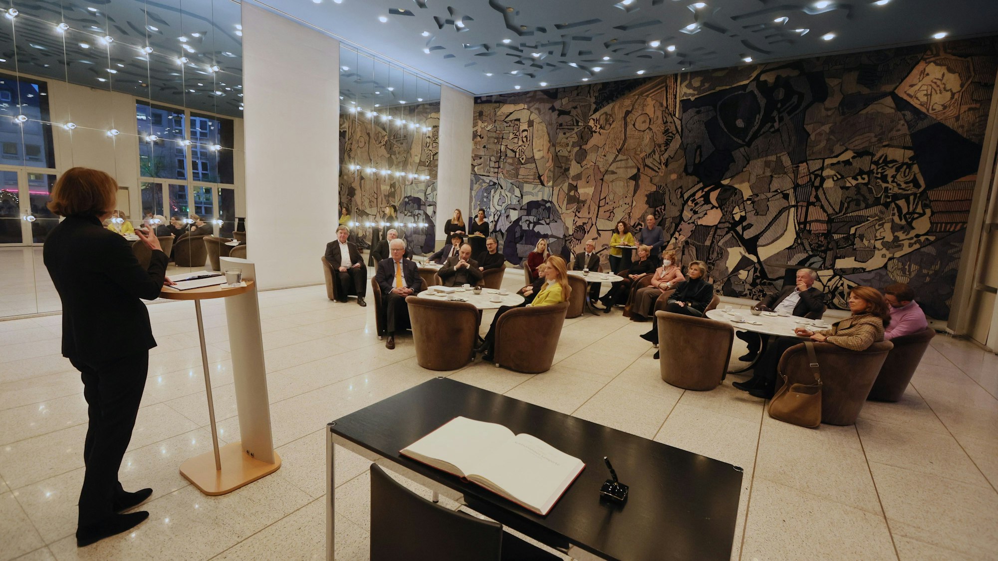 Reker hält ihre Laudatio.