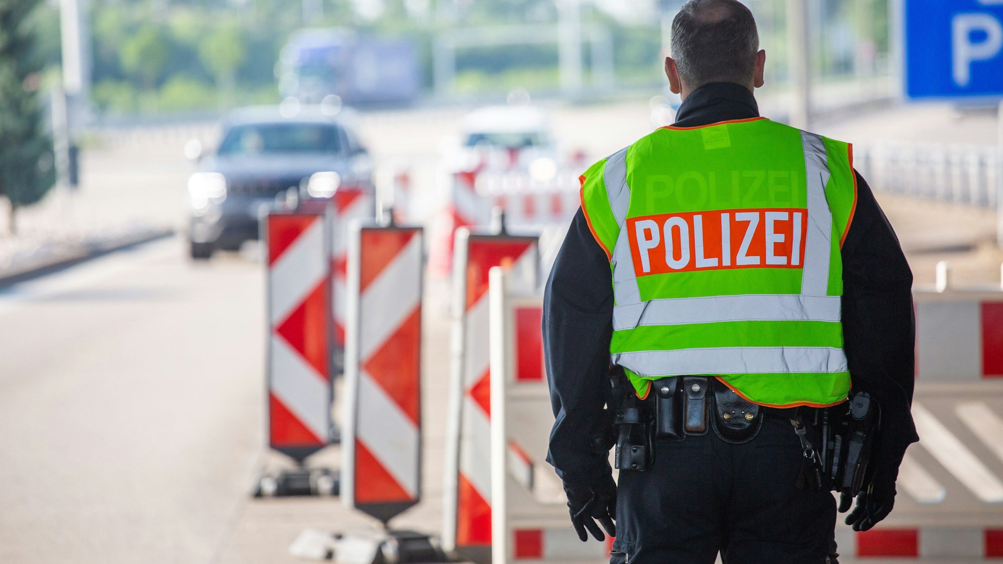 Ein Polizist steht an einer Straße. Bei einem schweren Unfall in Sachsen-Anhalt auf der A38 sind mehrere Menschen getötet worden. (Symbolbild)