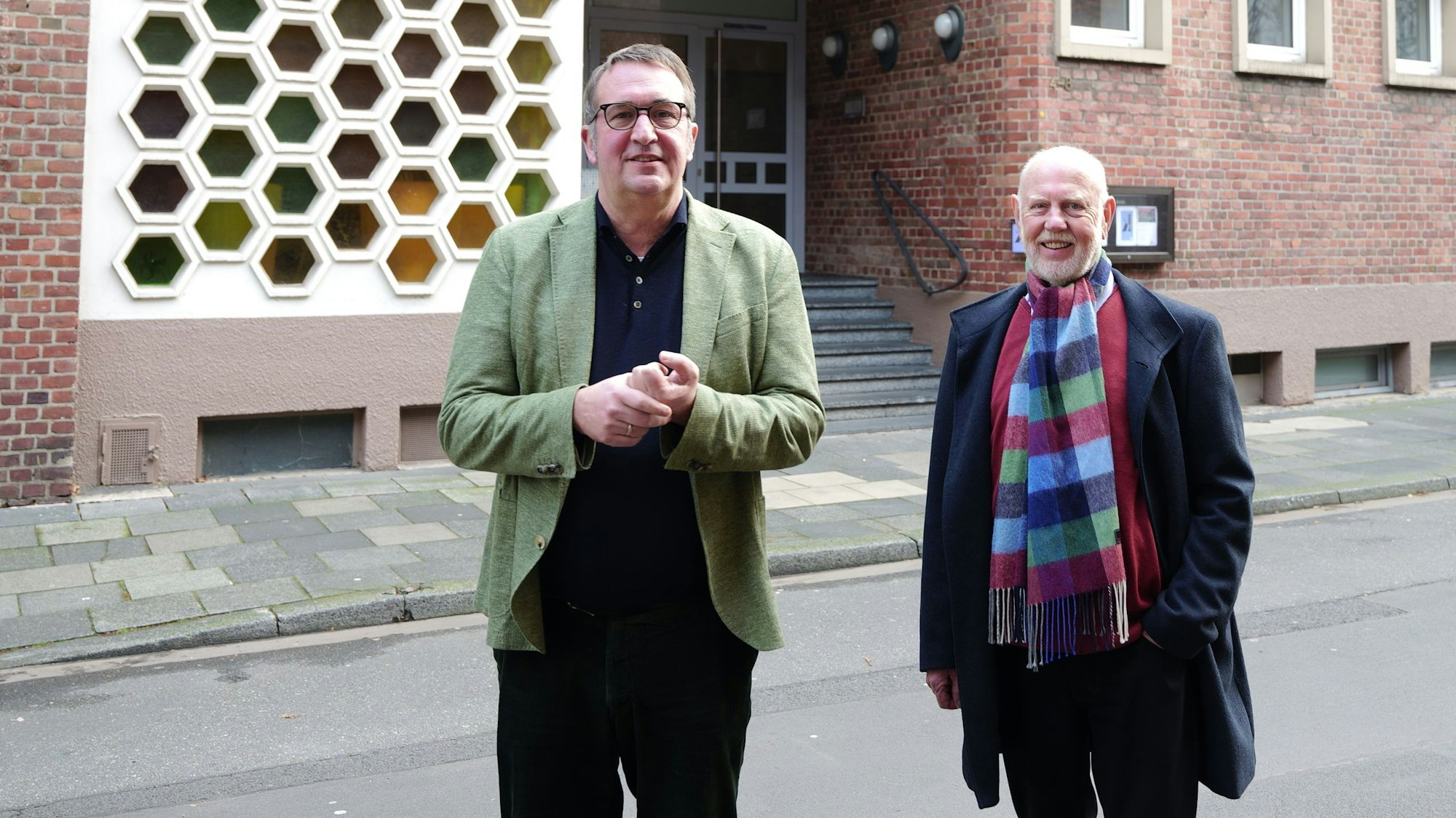 Norbert Bauer und Werner Höbsch vor dem Eingang im Stil der 1950er Jahre der Karl-Rahner-Akademie in der Jabachstraße.