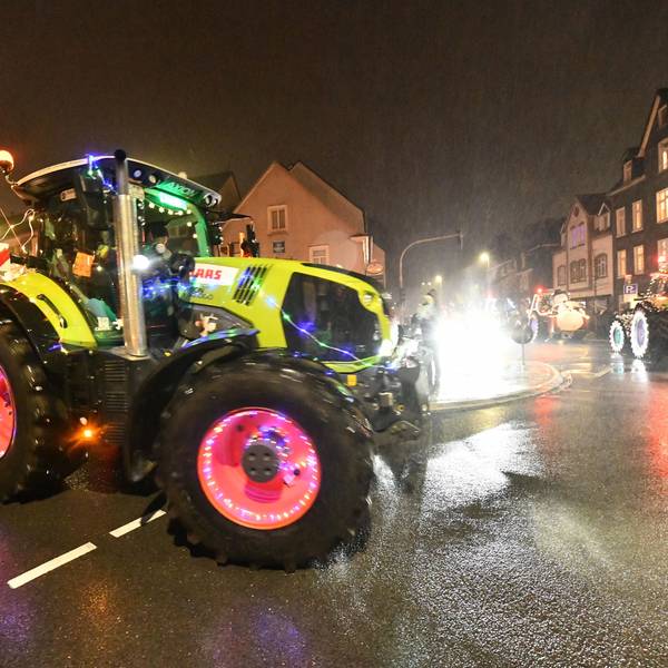Foto eines beleuchteten Traktors
