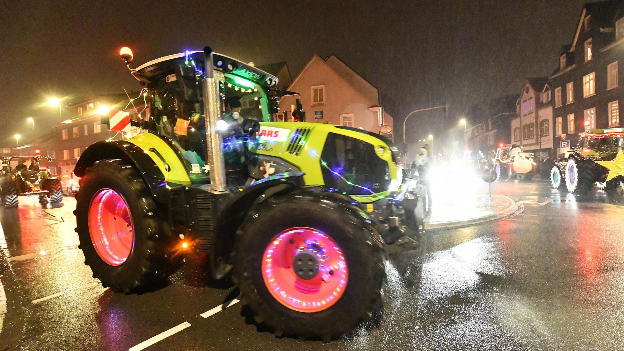 Foto eines beleuchteten Traktors