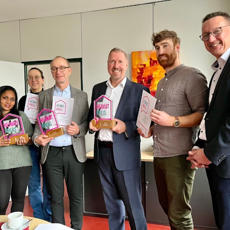 Sujatha Hoffman und Andrea Lunau vertreten „A Tännchen in the City“, Martin Mudlaff steht für den Orchesterverein Hilgen, Thomas Altenseuer und Nils Dünweg sind die Gesichter des Dierather Bolzplatz e.V. – daneben Burscheids Bürgermeister Dirk Runge.