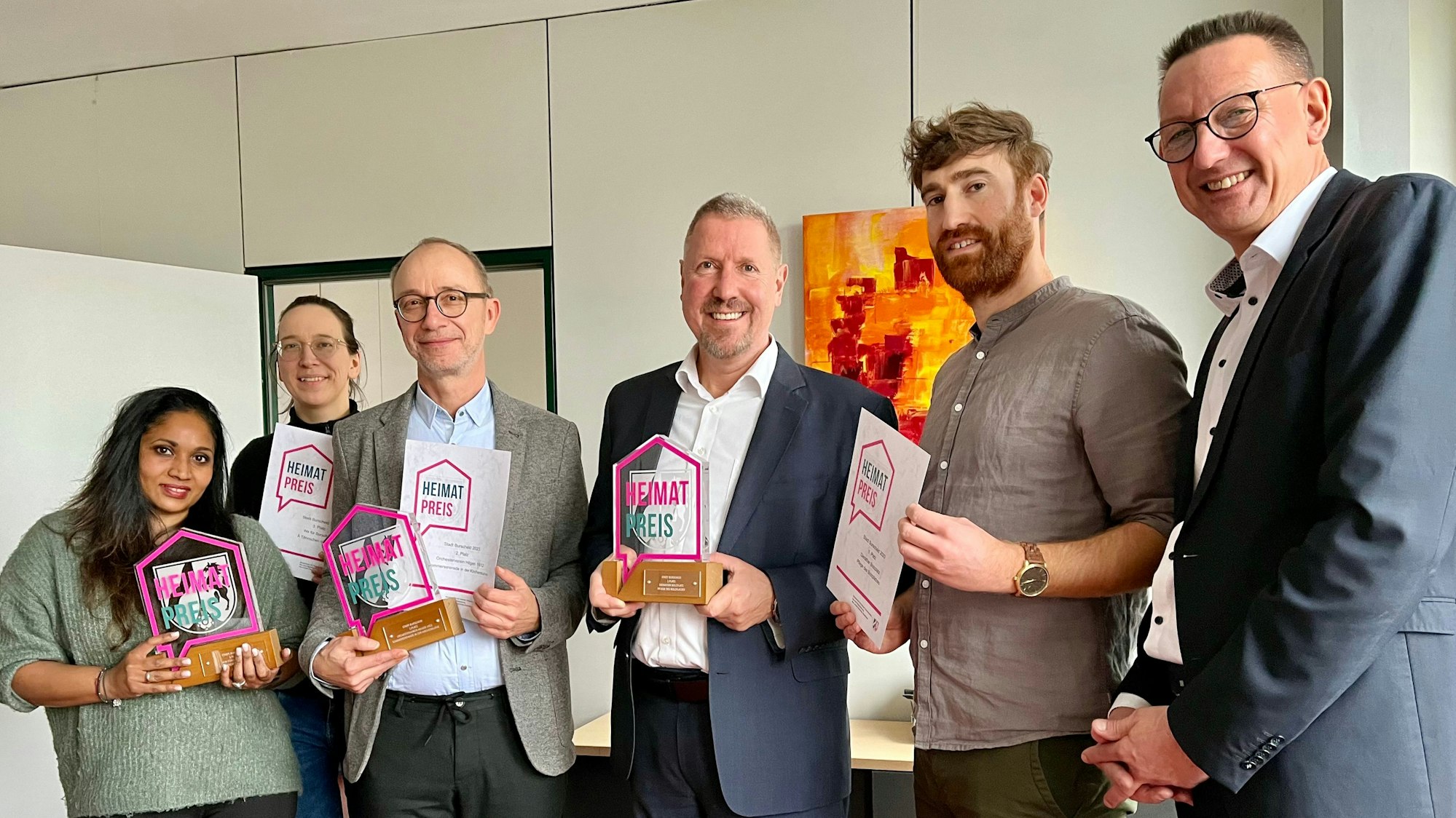 Sujatha Hoffman und Andrea Lunau vertreten „A Tännchen in the City“, Martin Mudlaff steht für den Orchesterverein Hilgen, Thomas Altenseuer und Nils Dünweg sind die Gesichter des Dierather Bolzplatz e.V. – daneben Burscheids Bürgermeister Dirk Runge.