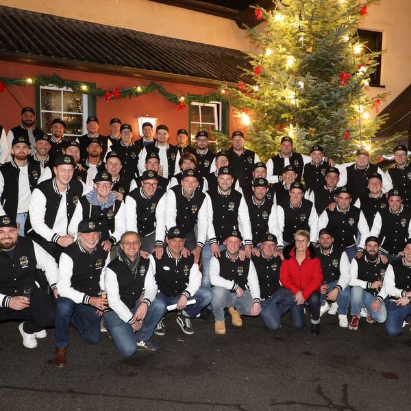 Ein Chor junger Männer hat sich zum Gruppenbild vor dem Landgasthof Haus Altenrath in Overath-Marialinden aufgestellt.