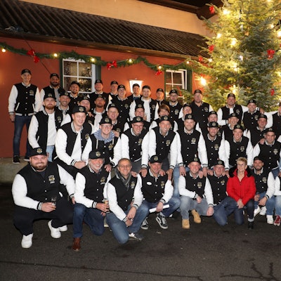 Ein Chor junger Männer hat sich zum Gruppenbild vor dem Landgasthof Haus Altenrath in Overath-Marialinden aufgestellt.