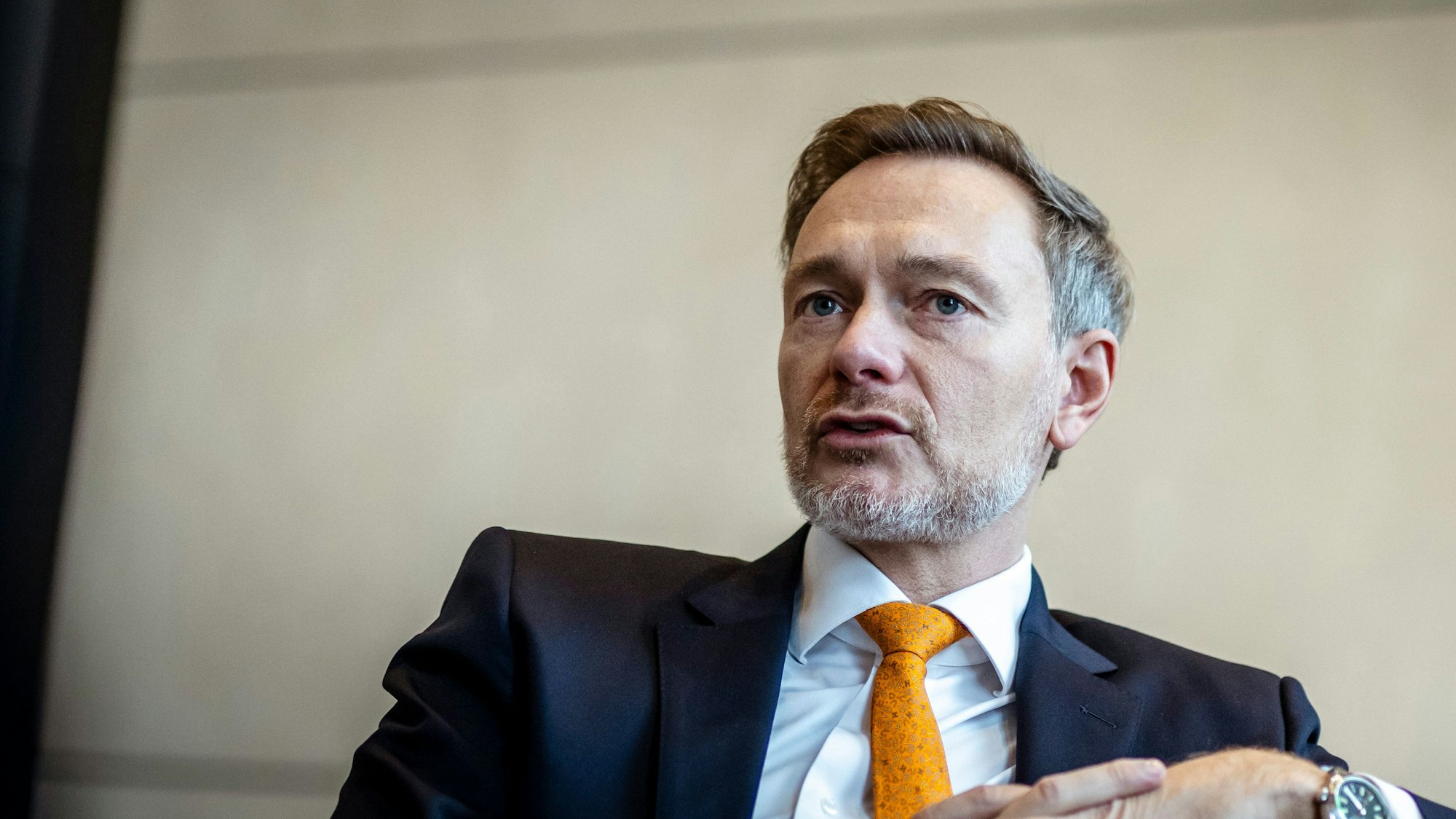 Christian Lindner (FDP), Bundesminister der Finanzen, aufgenommen waehrend eines Interviews im Abgeordnetenrestaurant des Reichstags.