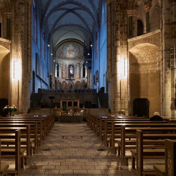 Zu sehen ist die Kirche Sankt Gereon von innen mit Blick auf den Altar.