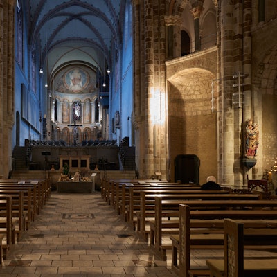 Zu sehen ist die Kirche Sankt Gereon von innen mit Blick auf den Altar.