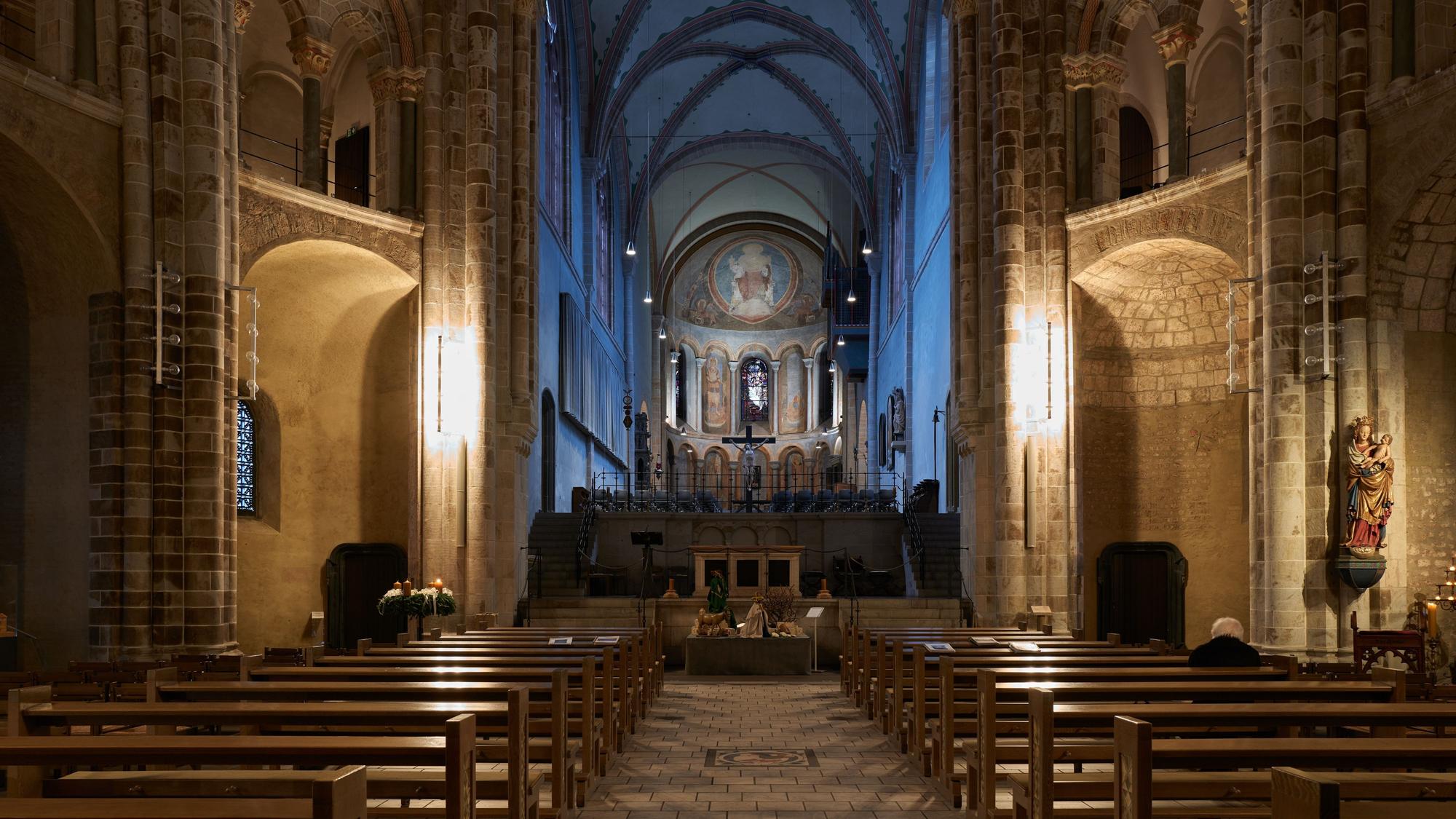 Zu sehen ist die Kirche Sankt Gereon von innen mit Blick auf den Altar.