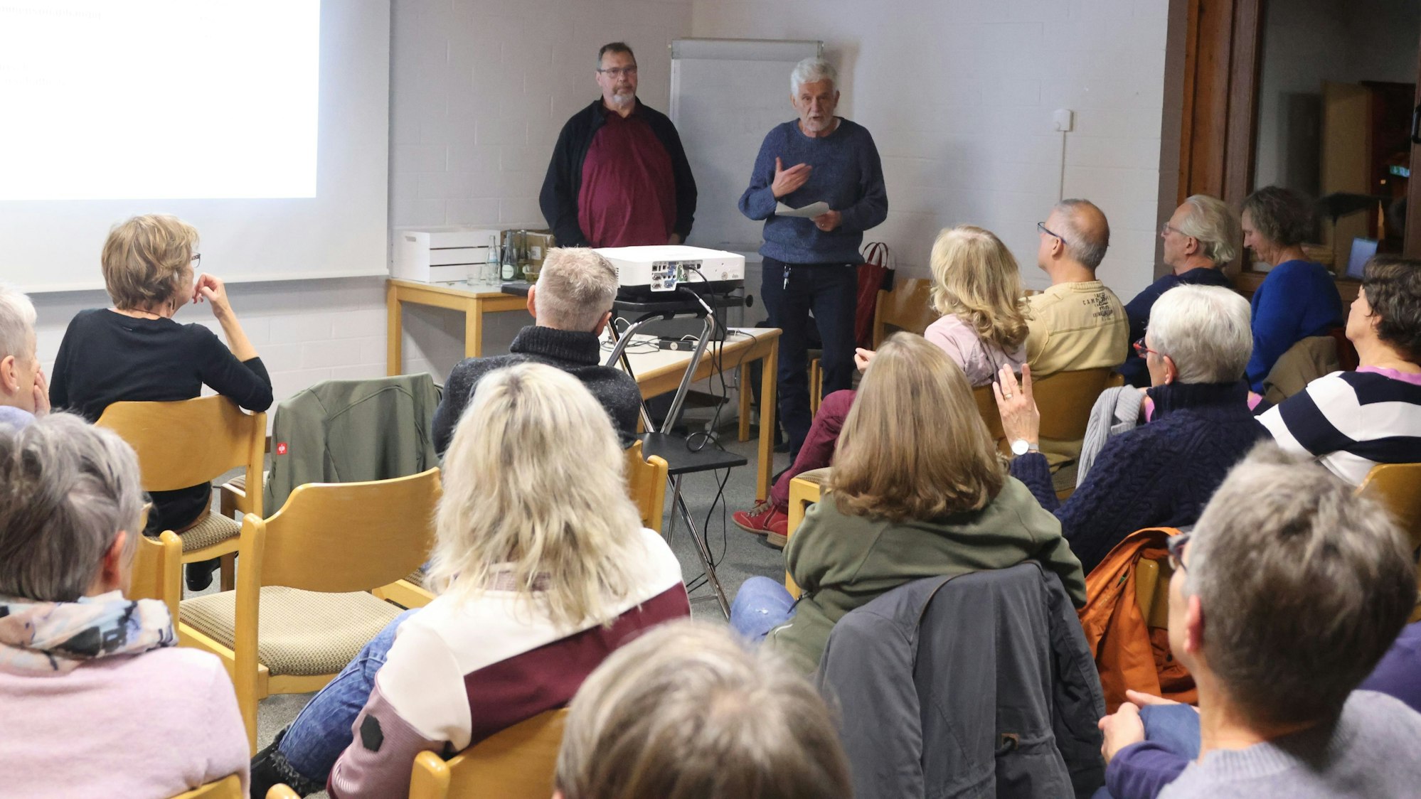 Um neue Formen des Zusammenlebens und des Wohnens ging es im Vortrag von Hans-Joachim Otto (links) und Thomas Faller. Sie leiten den Bonner Verein „Wahlverwandtschaften“ und stellten dessen Konzept jetzt bei der Evangelischen Kirchengemeinde in Waldbröl vor. Unser Bild zeigt den Vortrag im Gemeindesaal.