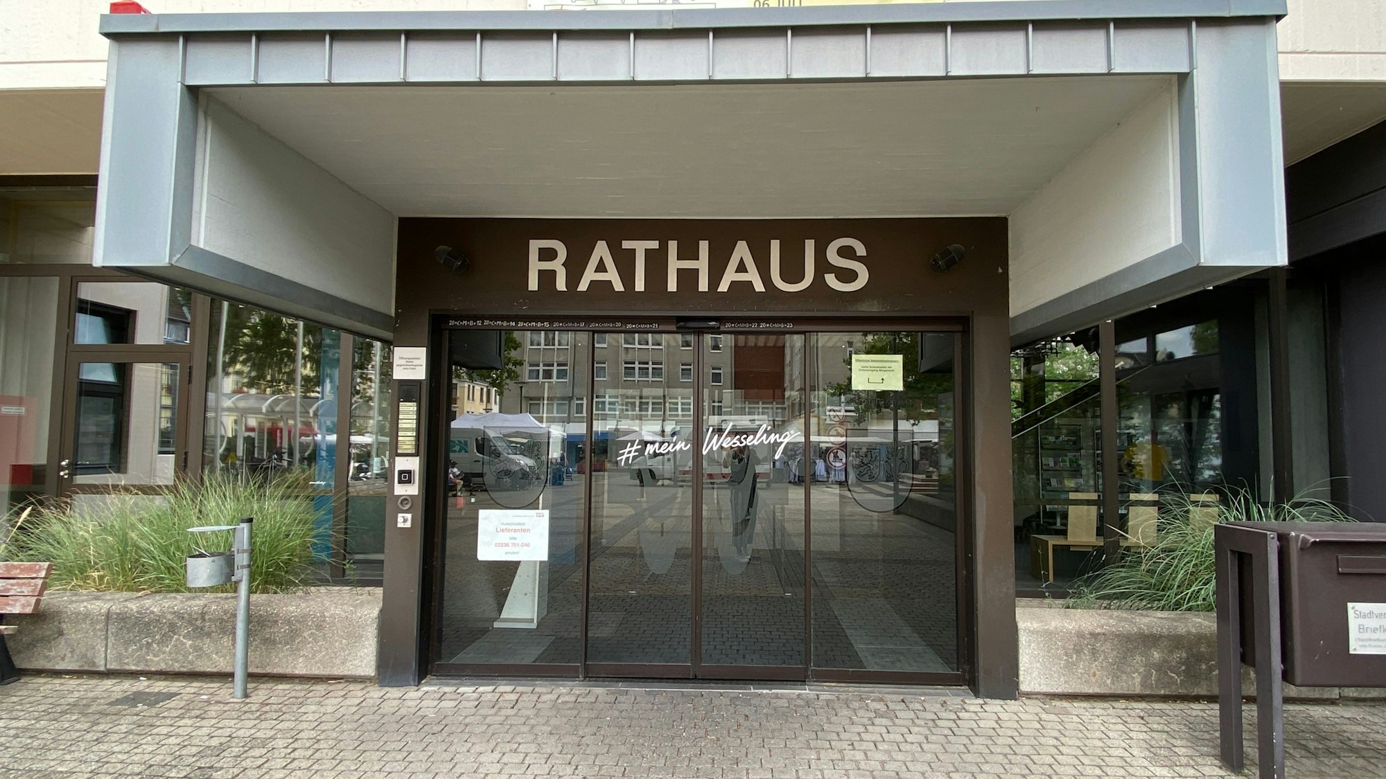 Zu sehen ist der Eingang des Wesselinger Rathauses.