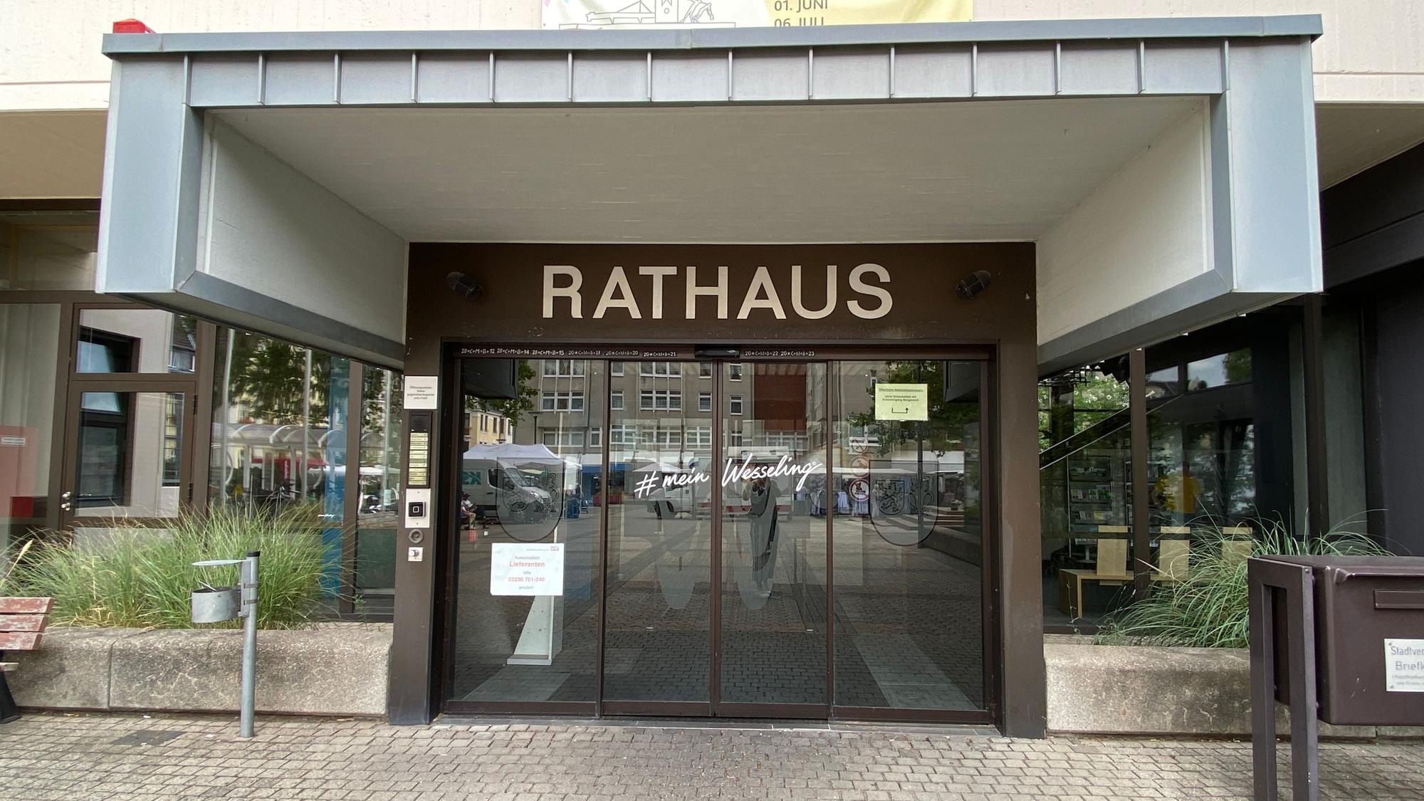 Zu sehen ist der Eingang des Wesselinger Rathauses.