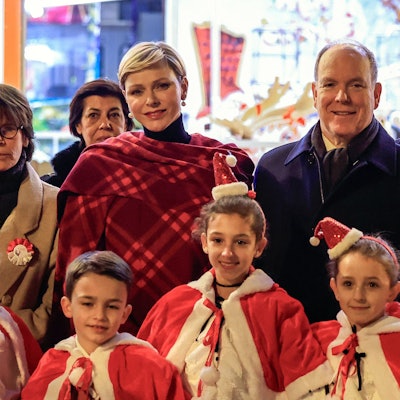 Fürst Albert II. von Monaco (r), Fürstin Charlène von Monaco (m) und Fürstin Stéphanie von Monaco (l) posieren für ein Foto bei der Einweihung des Weihnachtsdorfes in Monaco am 7. Dezember 2023.