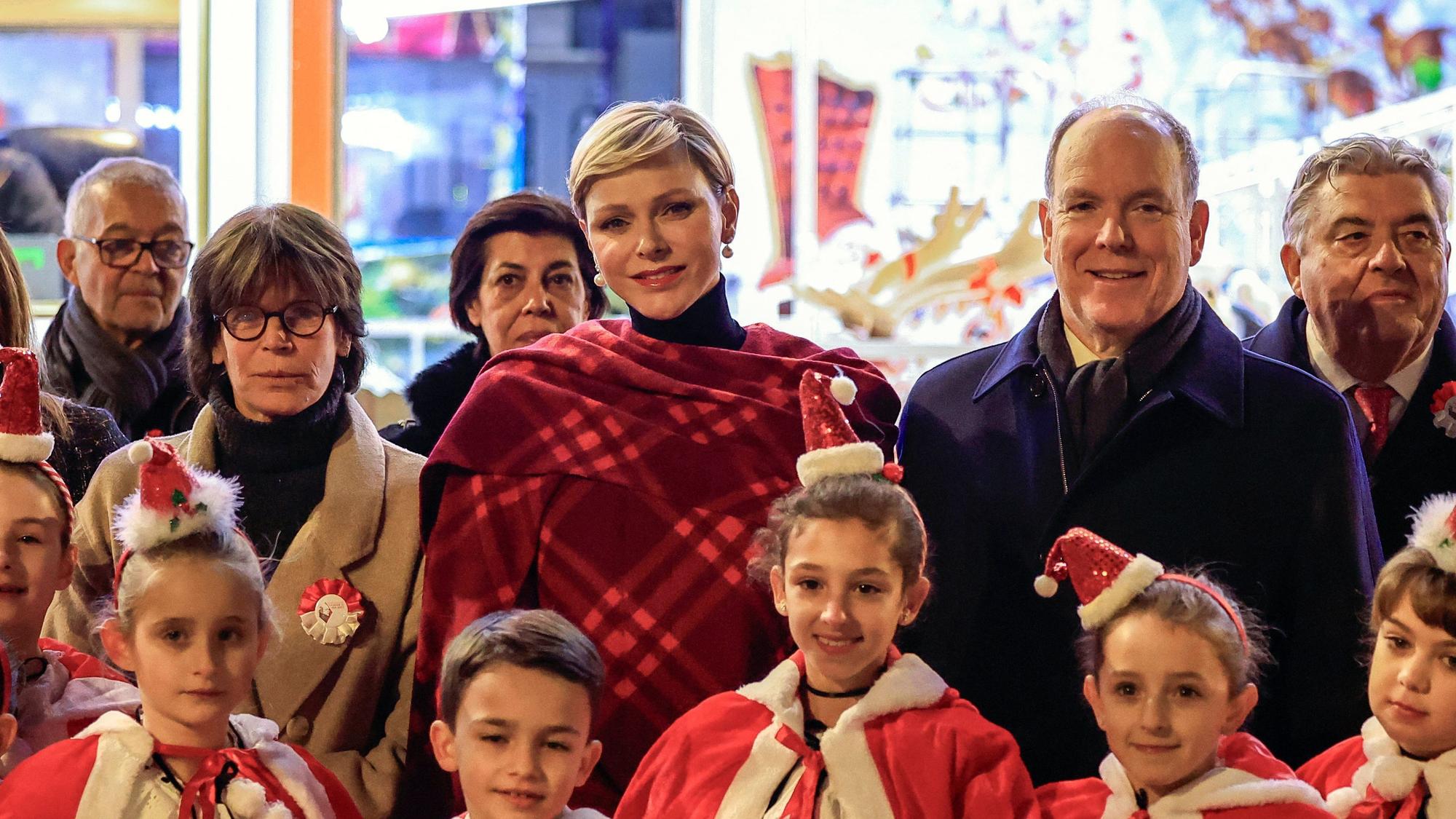 Fürst Albert II. von Monaco (r), Fürstin Charlène von Monaco (m) und Fürstin Stéphanie von Monaco (l) posieren für ein Foto bei der Einweihung des Weihnachtsdorfes in Monaco am 7. Dezember 2023.