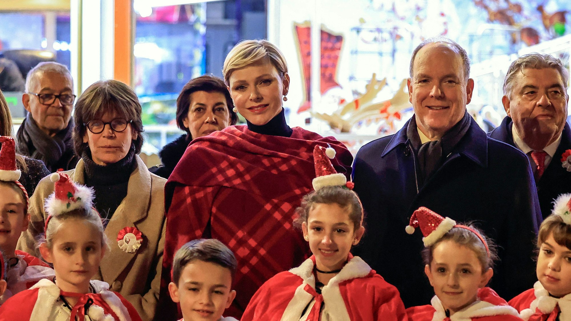 Fürst Albert II. von Monaco (r), Fürstin Charlène von Monaco (m) und Fürstin Stéphanie von Monaco (l) posieren für ein Foto bei der Einweihung des Weihnachtsdorfes in Monaco am 7. Dezember 2023.