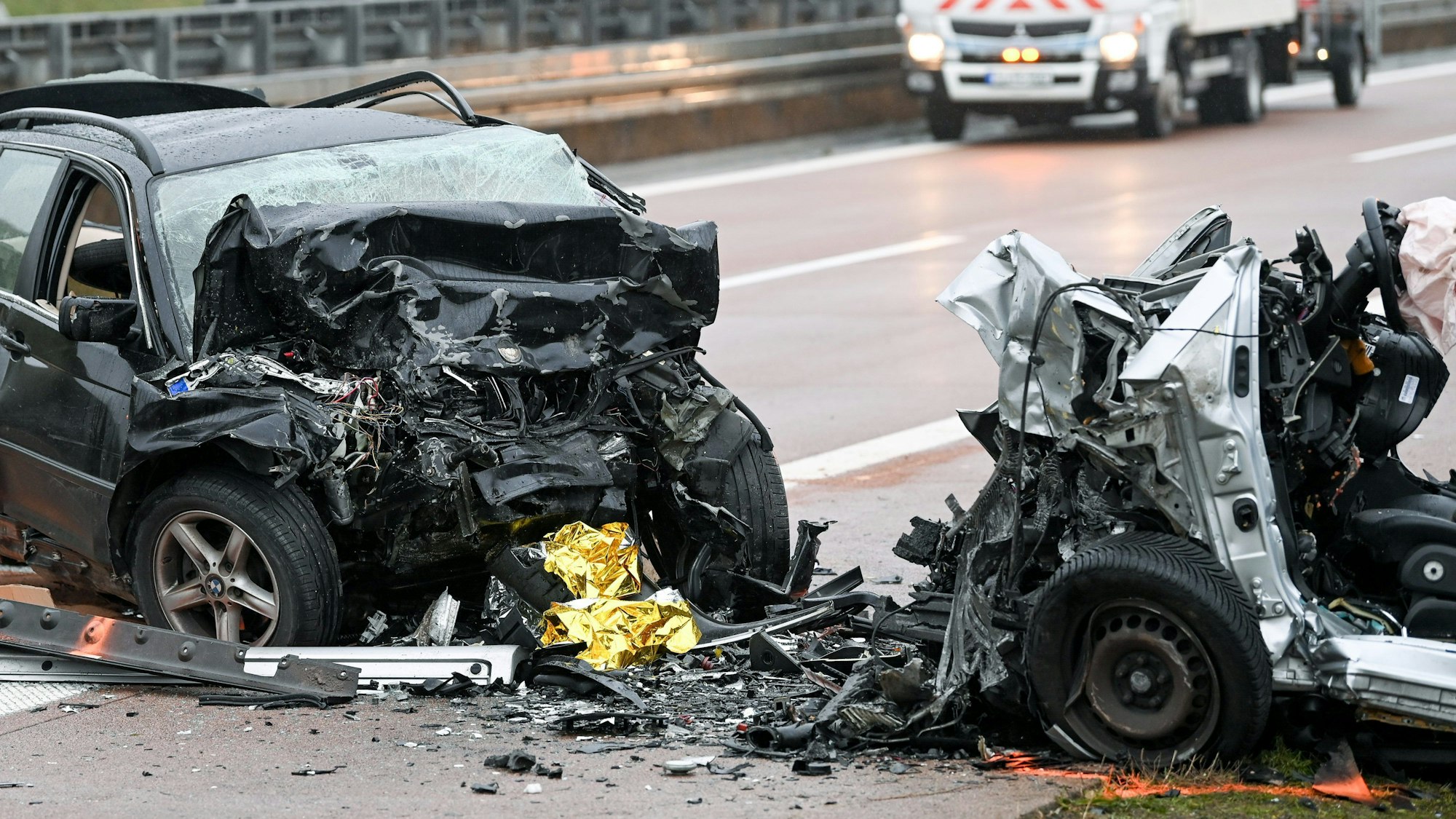 Die Unfallautos des schweren Unfalls mit einem Falschfahrer auf der A38.