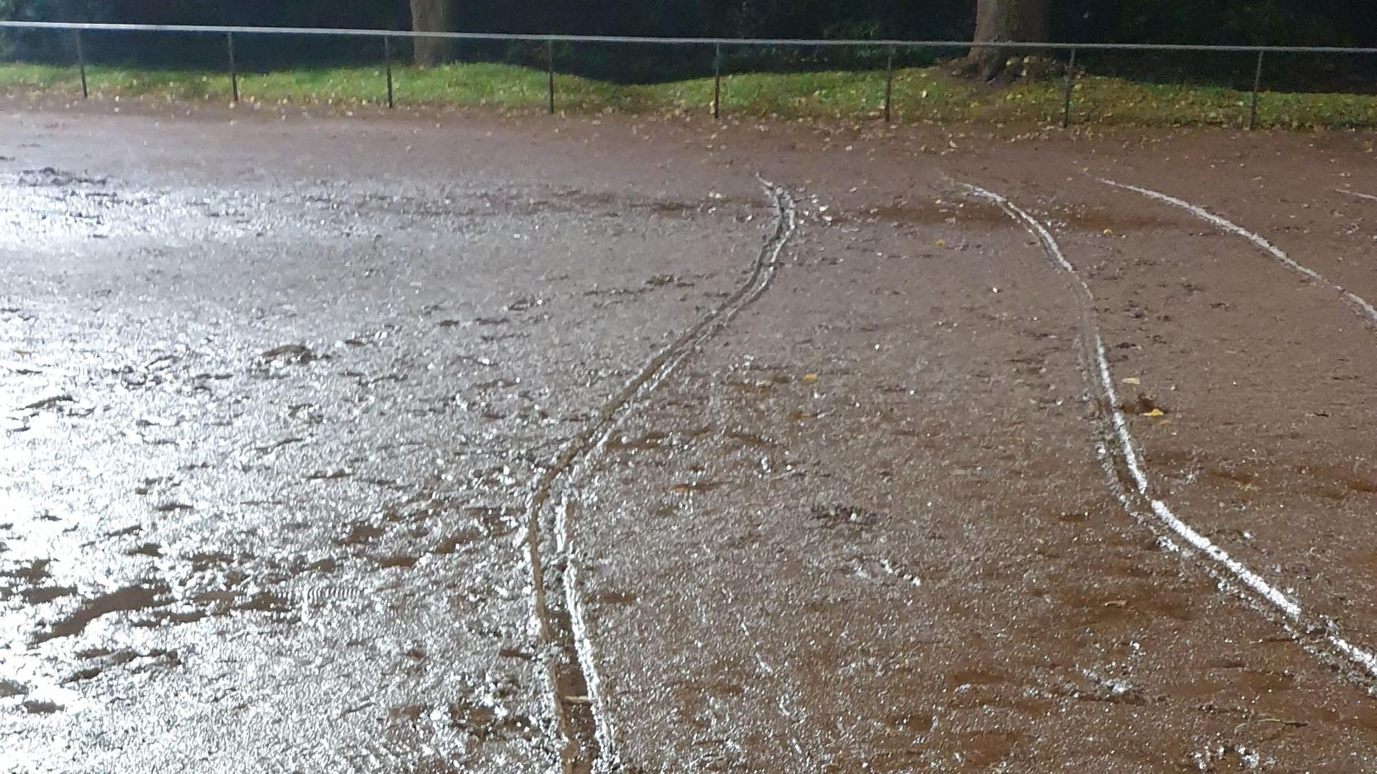 Der Aschenplatz lässt einfaches Training nicht zu.