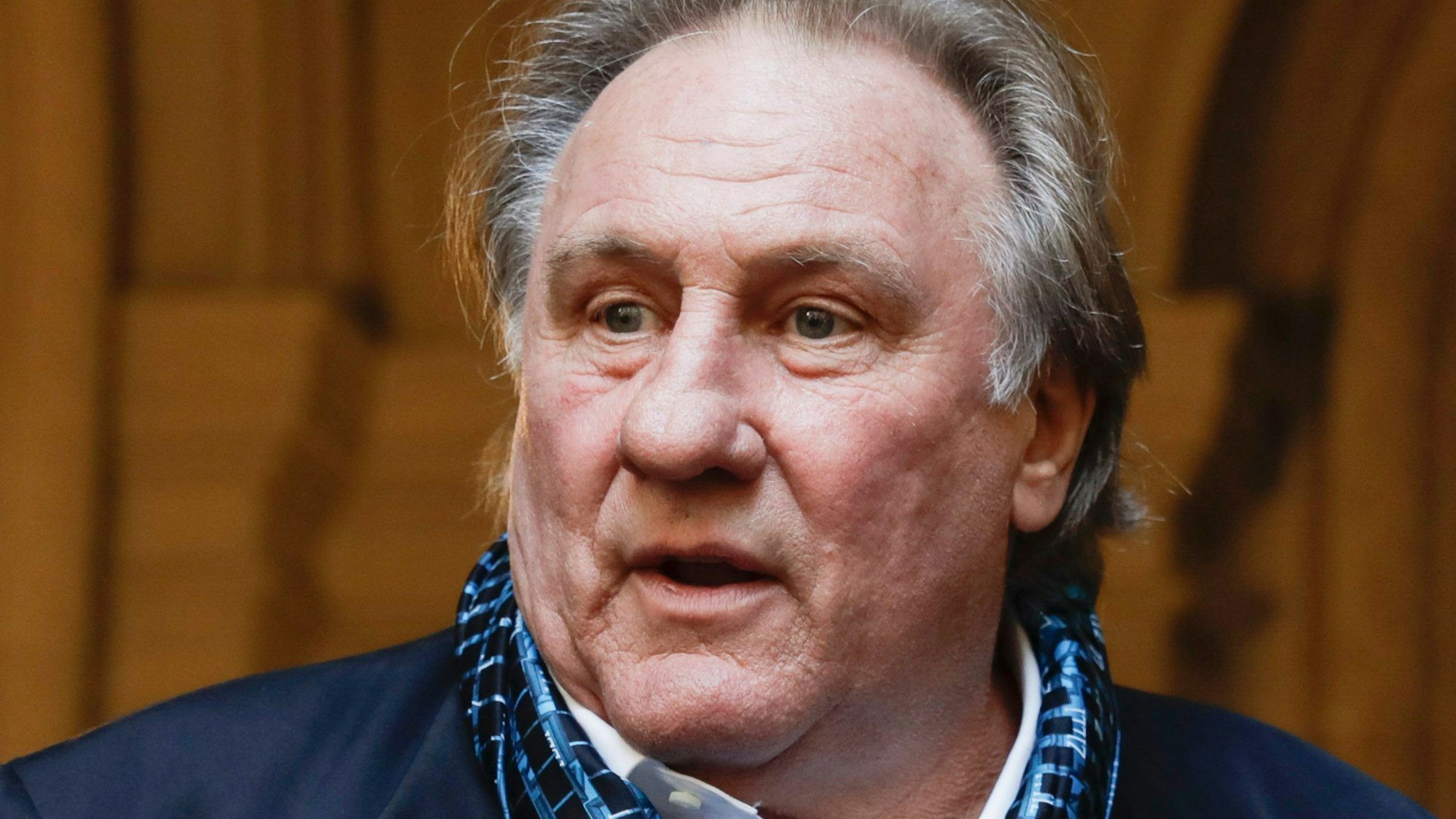Der französische Schauspieler Gérard Depardieu blickt überrascht an der Kamera vorbei. (Archivbild)