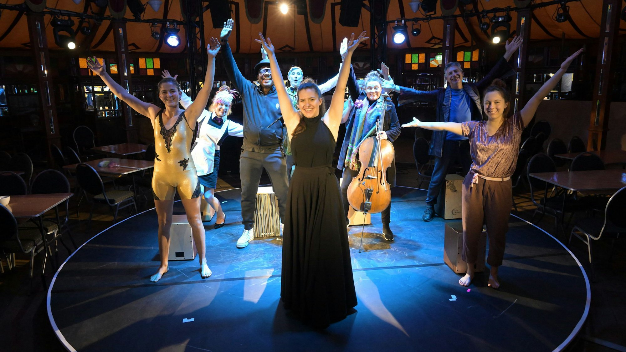 Artisten und Künstler des Cirque Bouffon stehen in der Manege des Altenberger Spiegelzelt.