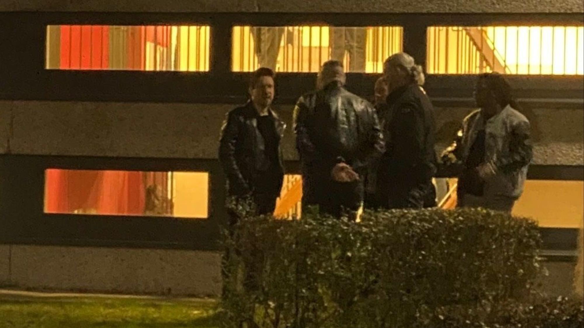 Oliver Pocher (links) am Freitagabend (15. Dezember) vor dem Euskirchener Stadttheater.